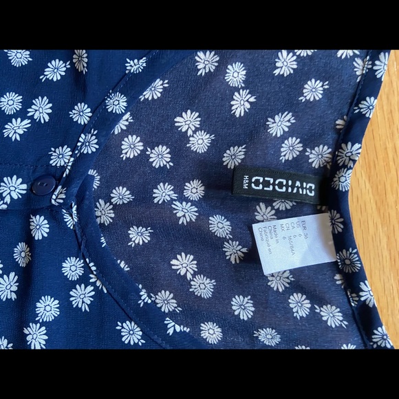 2 for $50 💕 H&M daisy dress with front cut out - Picture 3 of 4